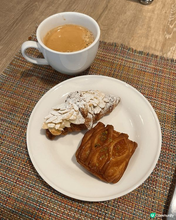 牛角酥一咬爽脆面頭杏仁脆片加埋一起脆上加脆，再飲一啖深。烘焙...