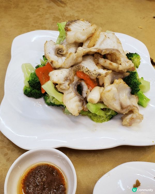 澳門有好多小店，就好似“今三角海鮮飯店”嘅椒鹽九肚魚、和蟲蒸...