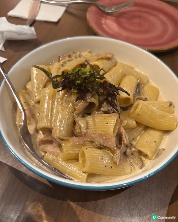 一直都有聽聞Jacomax的藍芝士蘋果Pizza是會令人一試...