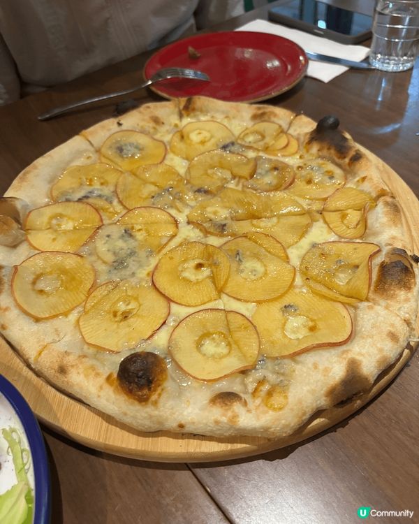 一直都有聽聞Jacomax的藍芝士蘋果Pizza是會令人一試...