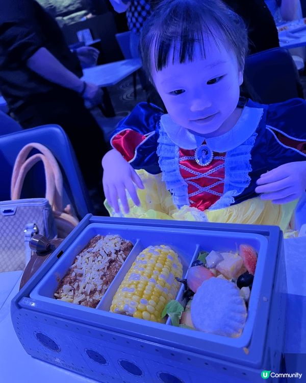 出發去海洋公園玩～緊係要去食個兒童餐啦！