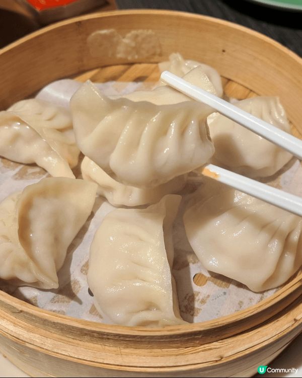 打卡東北菜裡面的酸菜餃子，小雞燉蘑菇和鍋包肉