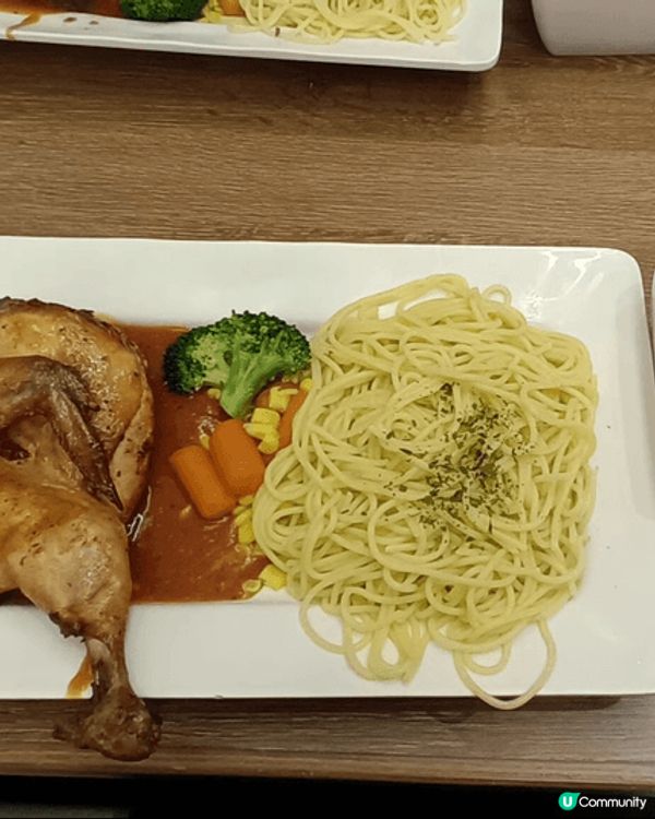 燒春雞配意粉，份量大啱哂大胃王。魚柳配薯蓉啱胃口一般嘅人士。...