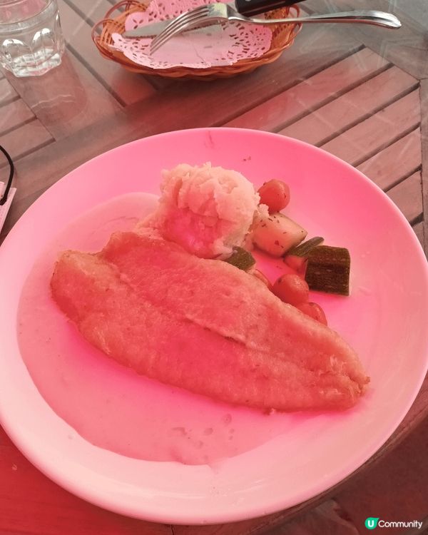 燒春雞配意粉，份量大啱哂大胃王。魚柳配薯蓉啱胃口一般嘅人士。...