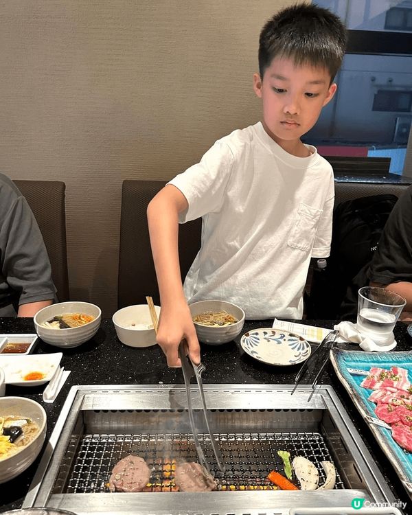 🚝「燒肉本部牧場（國際通店）」店內環境乾淨，座位好寬敞。🥗晚...