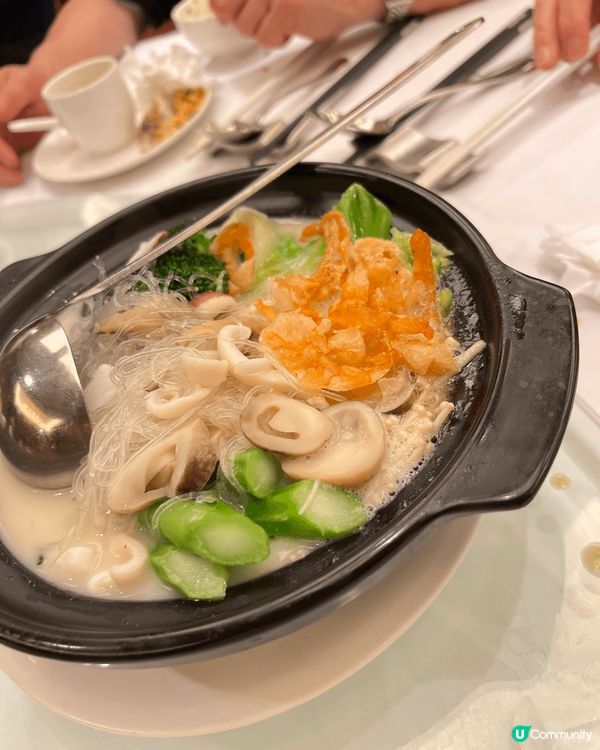 如果你喜歡傳統粵菜和點心，不妨到船記餐廳體驗一番 