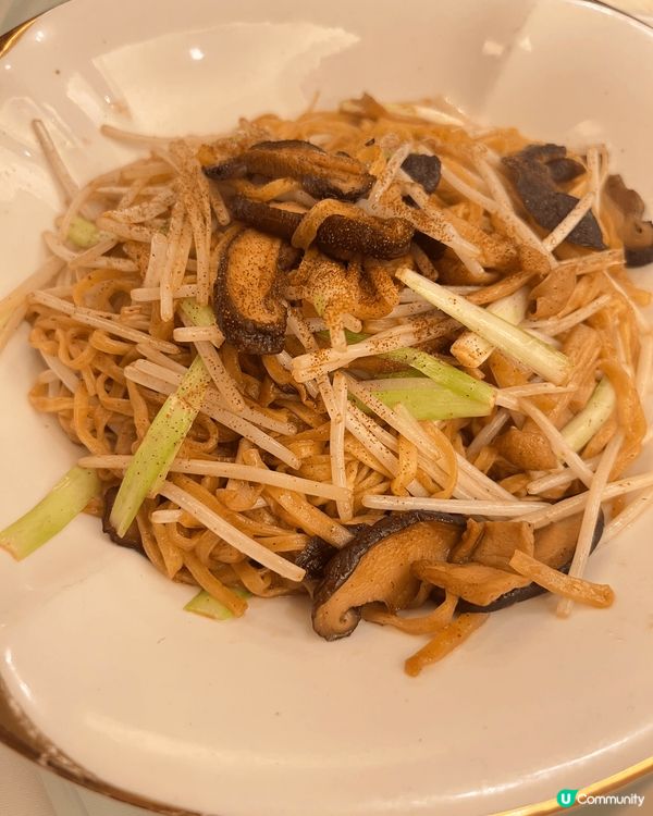 如果你喜歡傳統粵菜和點心，不妨到船記餐廳體驗一番 