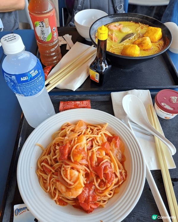 海洋公園之旅， 估唔到餐廳嘅美食份量足夠 ，悠閒咁坐喺餐廳裏...