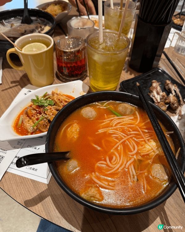 左邊是譚仔三哥的番茄牛丸魚腐米線，口水雞翼，凍檸蜜，豐富又好...