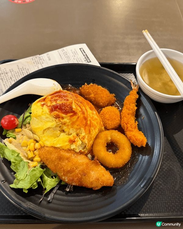 左邊是譚仔三哥的番茄牛丸魚腐米線，口水雞翼，凍檸蜜，豐富又好...