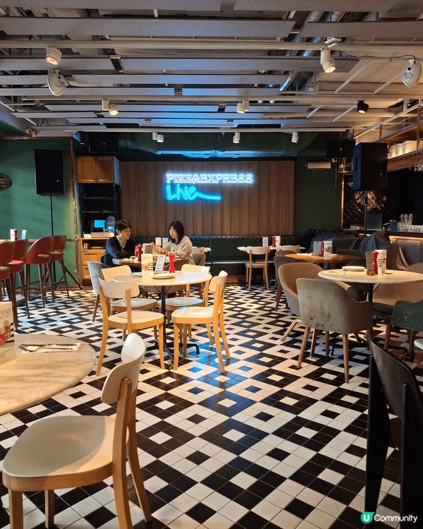 尖東帝國中心的披薩餐廳，味道不錯，午餐份量颇大，可试