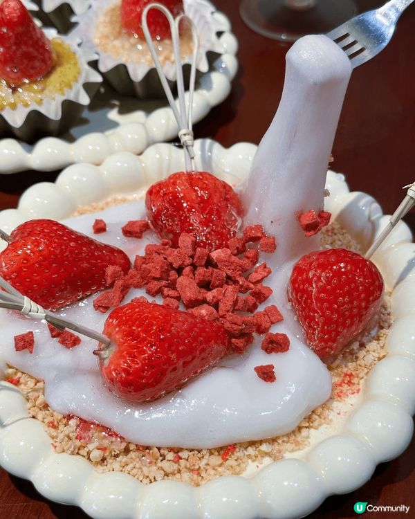 香港社企糕點時光，最近推出期間限定の草莓冰糖葫蘆系列甜品，士...