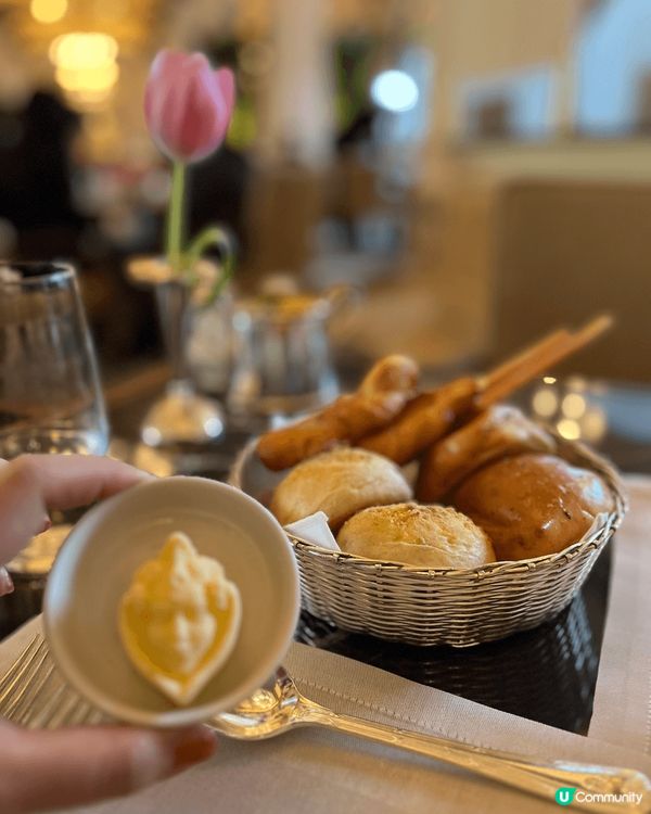 半島酒店最新嘅午餐，有齊最新鮮出爐嘅麵包，配上酒店嘅標誌牛油...