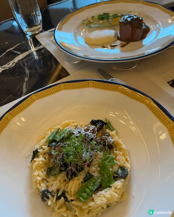 半島酒店最新嘅午餐，有齊最新鮮出爐嘅麵包，配上酒店嘅標誌牛油...