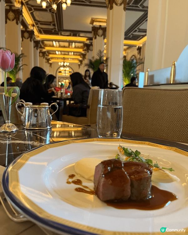 半島酒店最新嘅午餐，有齊最新鮮出爐嘅麵包，配上酒店嘅標誌牛油...