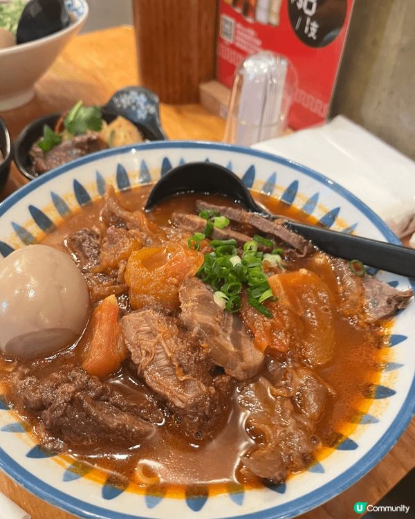 「六両三」係以木系裝潢為主嘅台灣菜，餐廳的設計簡約而時尚，仲...