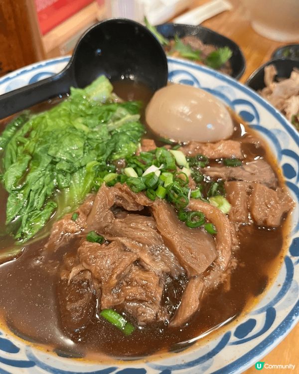 「六両三」係以木系裝潢為主嘅台灣菜，餐廳的設計簡約而時尚，仲...