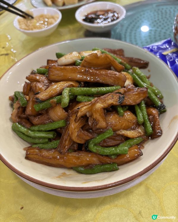 新世星酒樓，自家製燒肉肥瘦均勻，入口即化，真係唔錯。走地雞肉...