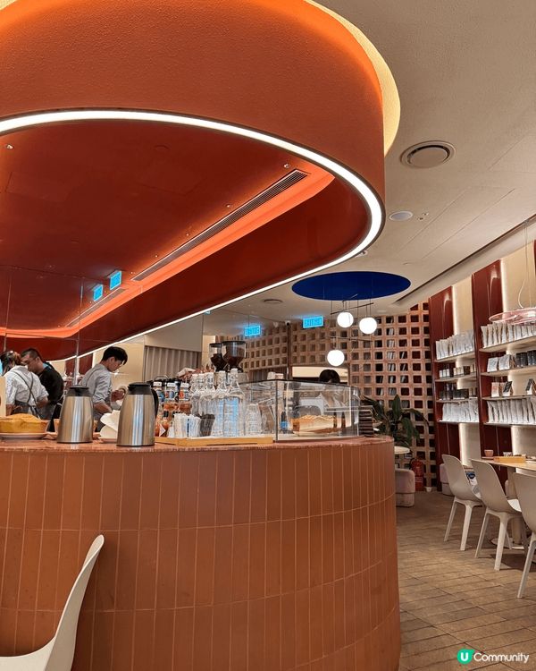 這間咖啡室設計柔和，以淡粉紅色橙色為主調，咖啡有精緻的lat...