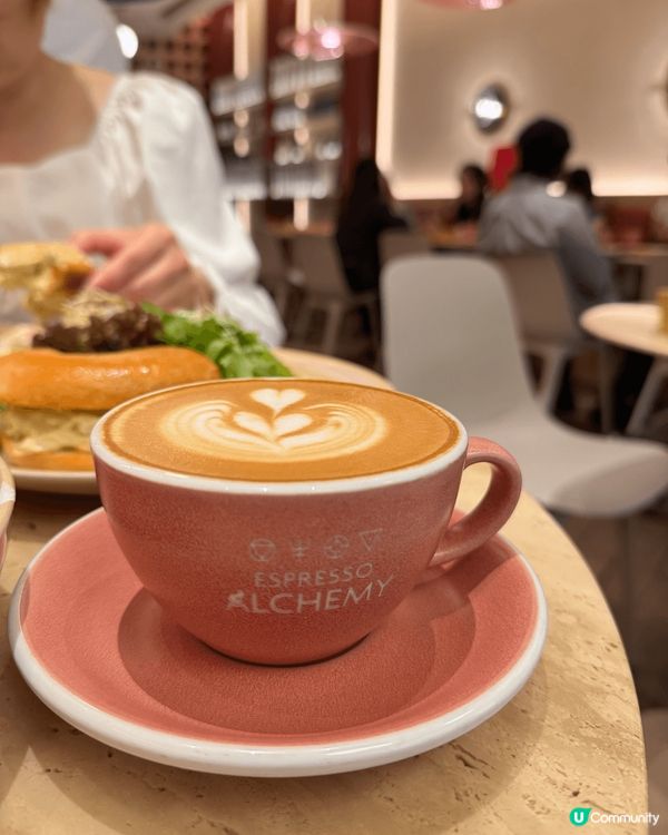 這間咖啡室設計柔和，以淡粉紅色橙色為主調，咖啡有精緻的lat...