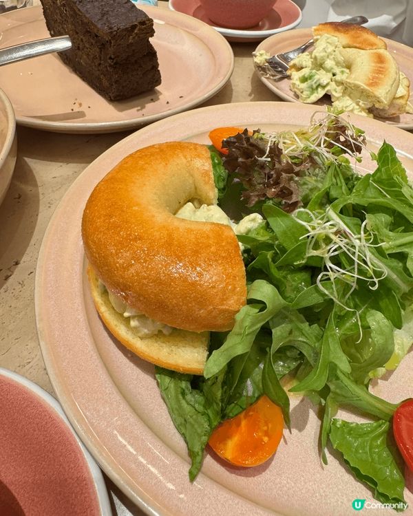 這間咖啡室設計柔和，以淡粉紅色橙色為主調，咖啡有精緻的lat...