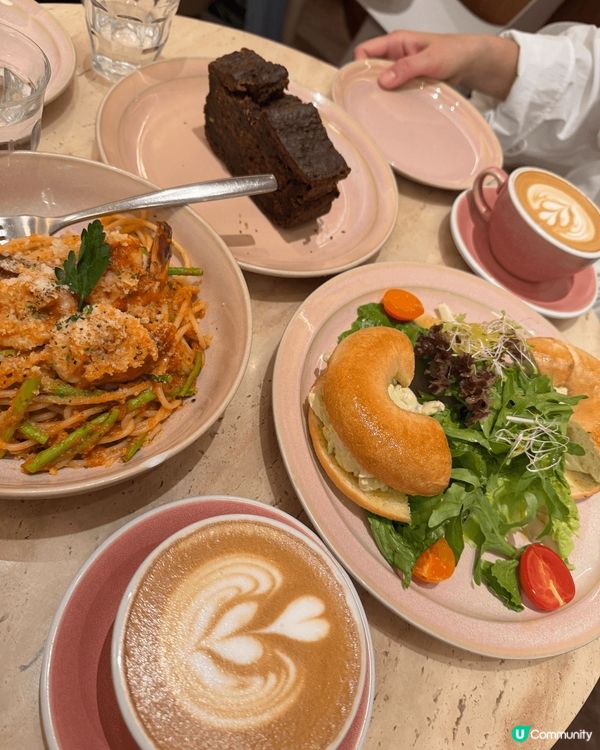 這間咖啡室設計柔和，以淡粉紅色橙色為主調，咖啡有精緻的lat...