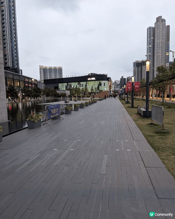 啟德零售館出面好多靚靚打卡位，有水中的坐位，唔同既裝置，重要...