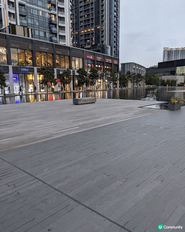 啟德零售館出面好多靚靚打卡位，有水中的坐位，唔同既裝置，重要...