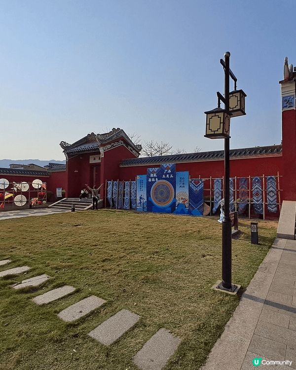 在中國廣西賀州，剛巧是農曆三月紀念劉三姐，有孔子廣場等。