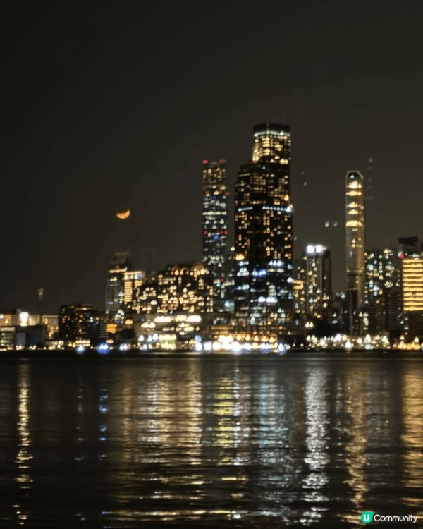 夜晚行尖沙咀，再搭船，行埋灣仔海旁，景色優美怡人