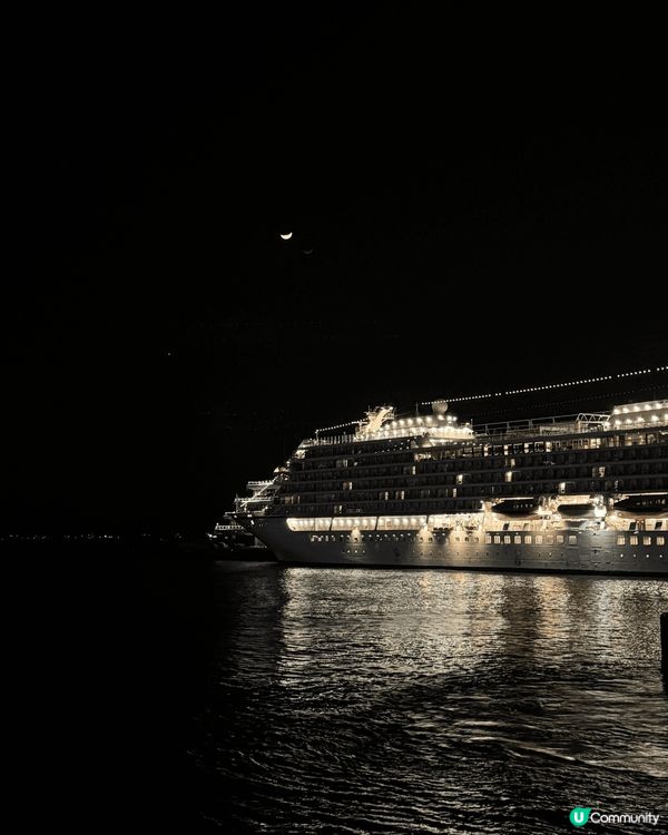 夜晚行尖沙咀，再搭船，行埋灣仔海旁，景色優美怡人