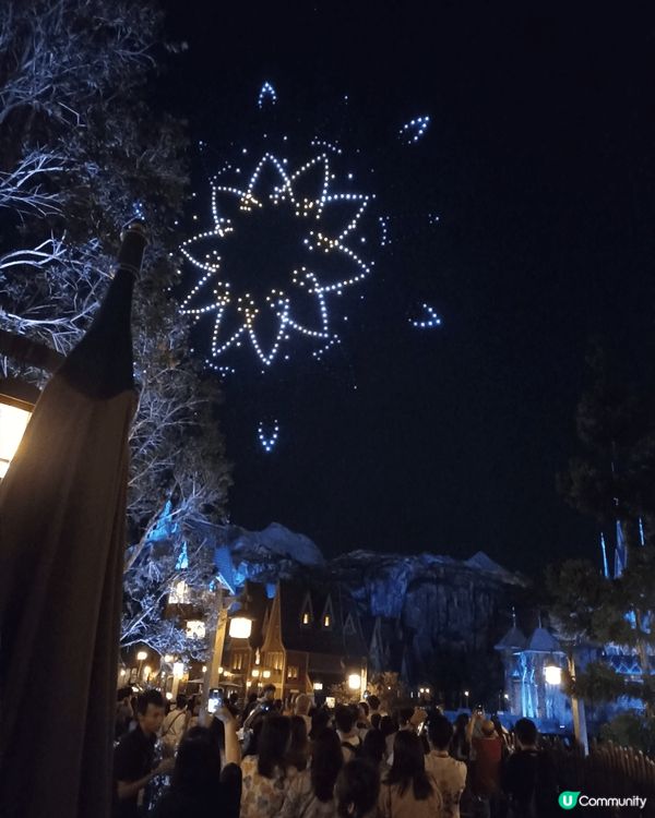 這是位於迪士尼的無人機表演，十分宏偉壯觀的感覺，以先進的技術...