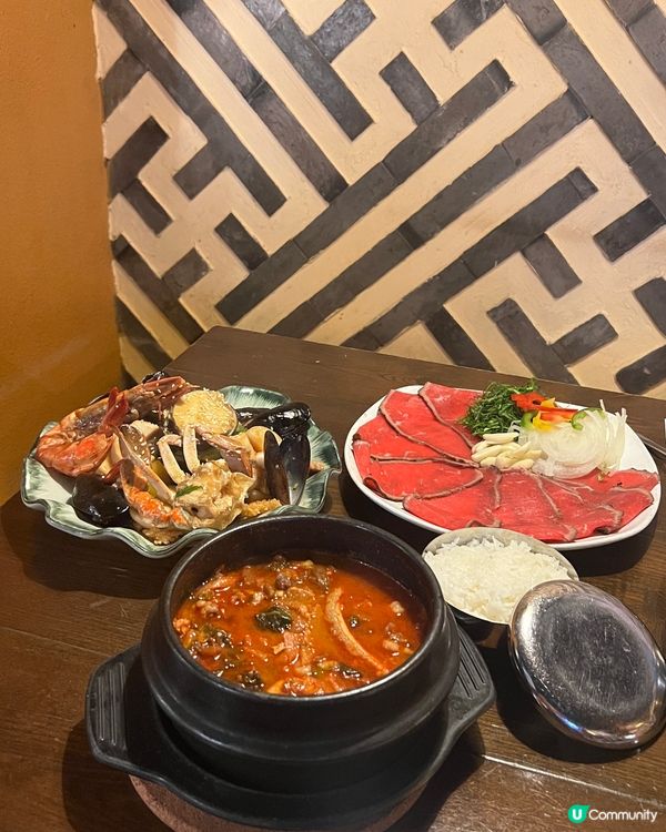 我記憶中諾士佛臺係同朋友飲酒消遣既地方,原來係酒吧林立既樓上...