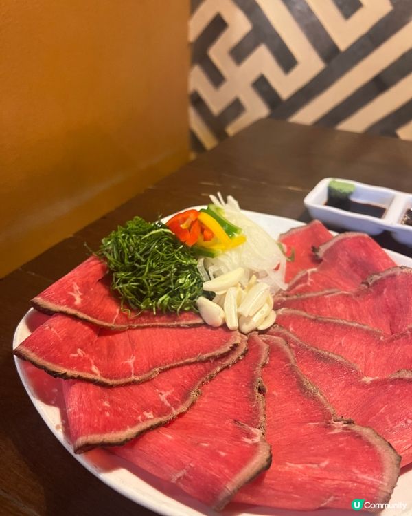 我記憶中諾士佛臺係同朋友飲酒消遣既地方,原來係酒吧林立既樓上...