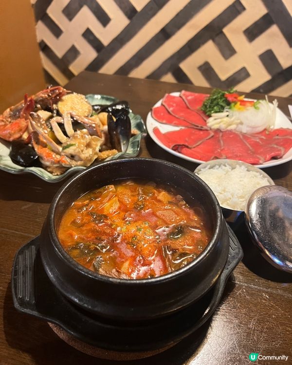 我記憶中諾士佛臺係同朋友飲酒消遣既地方,原來係酒吧林立既樓上...