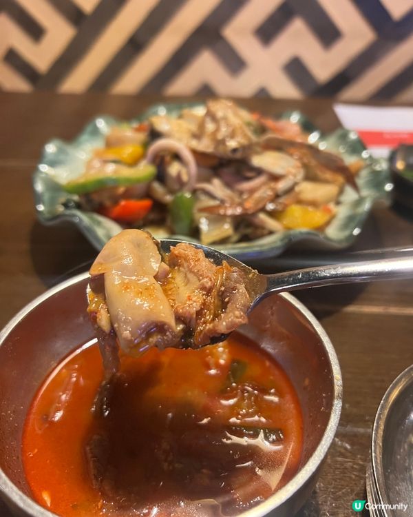 我記憶中諾士佛臺係同朋友飲酒消遣既地方,原來係酒吧林立既樓上...