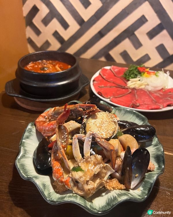 我記憶中諾士佛臺係同朋友飲酒消遣既地方,原來係酒吧林立既樓上...