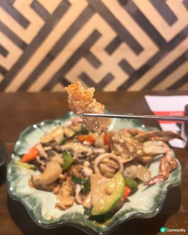 我記憶中諾士佛臺係同朋友飲酒消遣既地方,原來係酒吧林立既樓上...