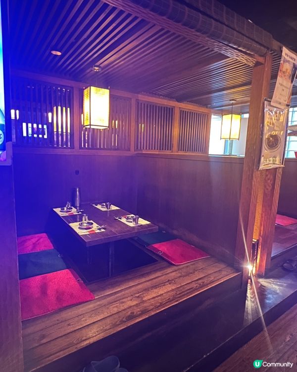 我記憶中諾士佛臺係同朋友飲酒消遣既地方,原來係酒吧林立既樓上...