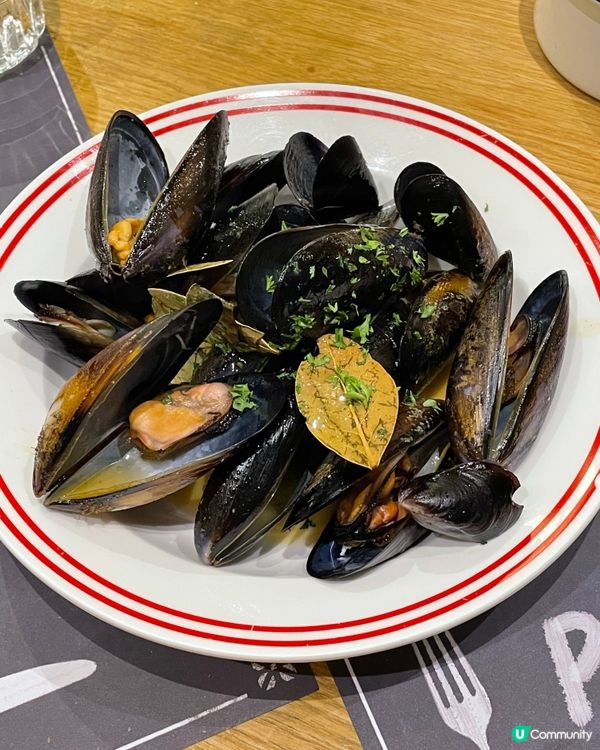 氛圍滿滿 . 法式餐飯