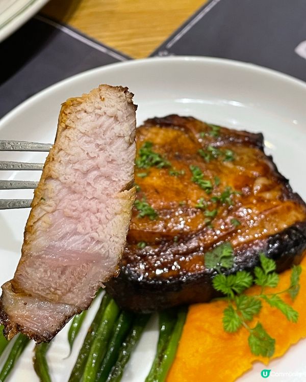 氛圍滿滿 . 法式餐飯