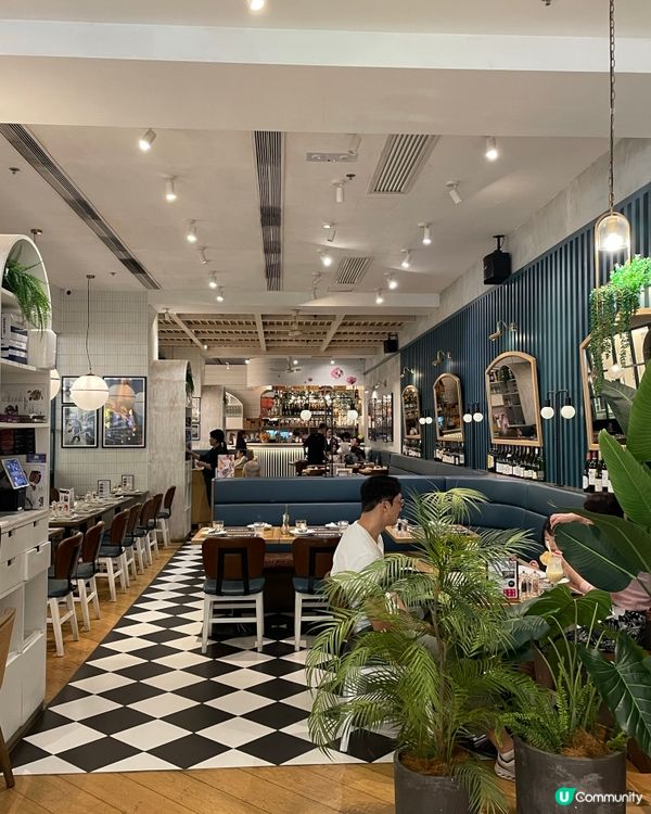 氛圍滿滿 . 法式餐飯