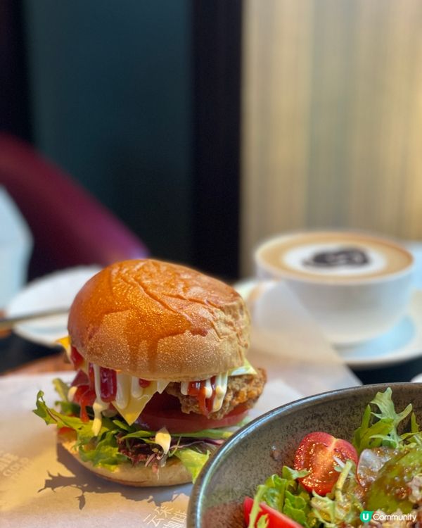 賞瓦頂綠意，享摩卡沙拉炸雞漢堡的幸福滋味！