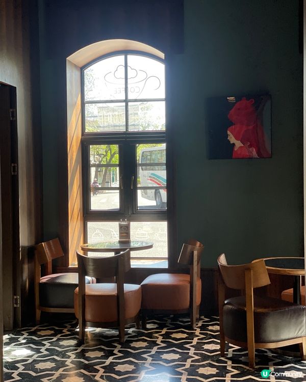 賞瓦頂綠意，享摩卡沙拉炸雞漢堡的幸福滋味！