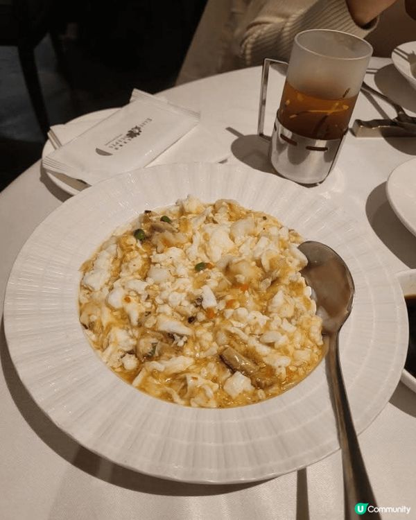 去了一間金鐘“夜上海飯店”，這個三鮮賽磅蟹非常好吃，除了蟹肉...