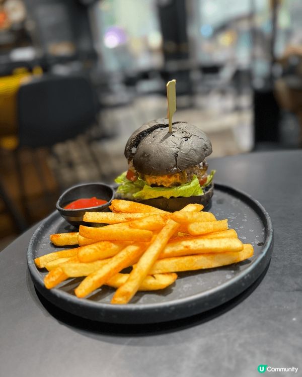佢嘅漢堡好juicy，而且蘑菇好厚身，又多汁，好好食，會再去...