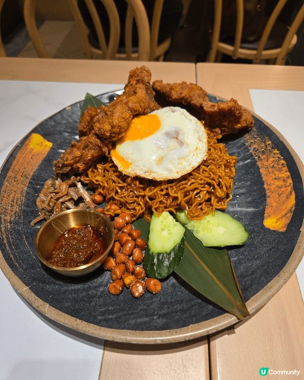 高佬麵配豬扒加入秘製麵醬，令麵條色香味具全，豬扒炸得剛好，仍...