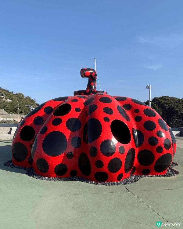 在小豆島上有草間彌生的波點南瓜， 希臘風車以及不同的藝術裝置...