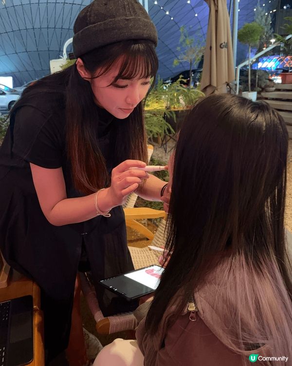 在戶外化妝時，忘記使用防蚊產品，結果被蚊子叮咬，影響了整個化...