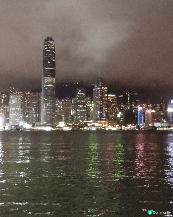 維多利亞港兩岸五光十色的摩天大樓，拼湊出璀璨奪目的夜景，是香...